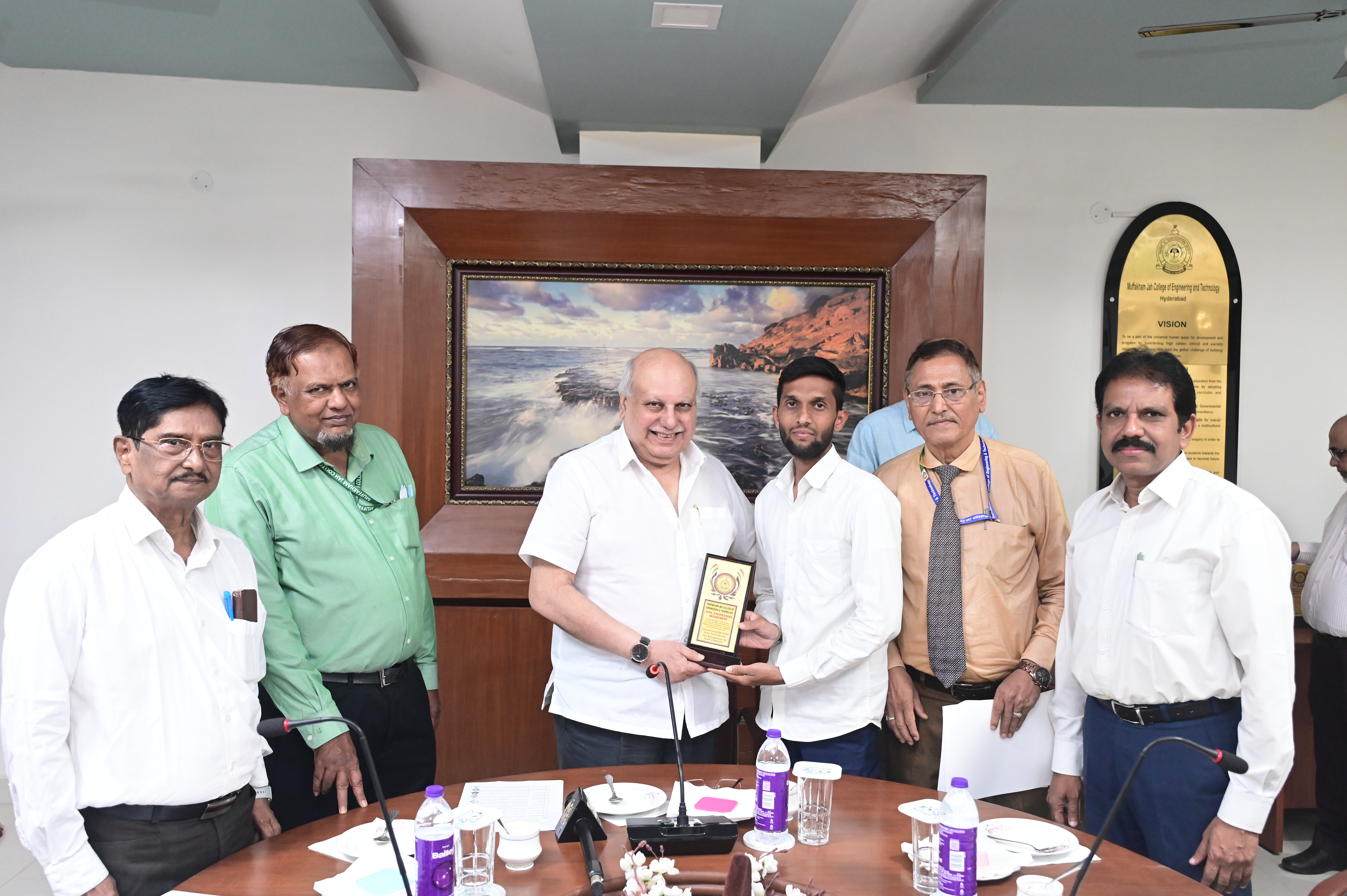 Mr. Saifuddin, JTO receiving memento from Hon. Secretary Janab Zafar Javeed, SUES